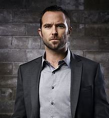 Sullivan Stapleton